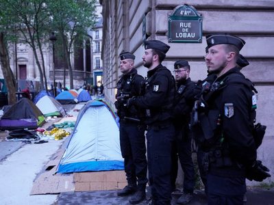Policía desaloja un campamento migrante cerca del Ayuntamiento de París