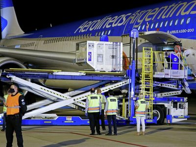 Llegó un avión con 768 mil dosis de la vacuna contra el coronavirus de Sinopharm