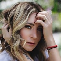 ¡Sin censura! Geraldine Bazán abrió demasiado su chaqueta y olvidó que su prenda era transparente