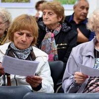 El Gobierno podría premiar a jubilados que no recibieron moratoria