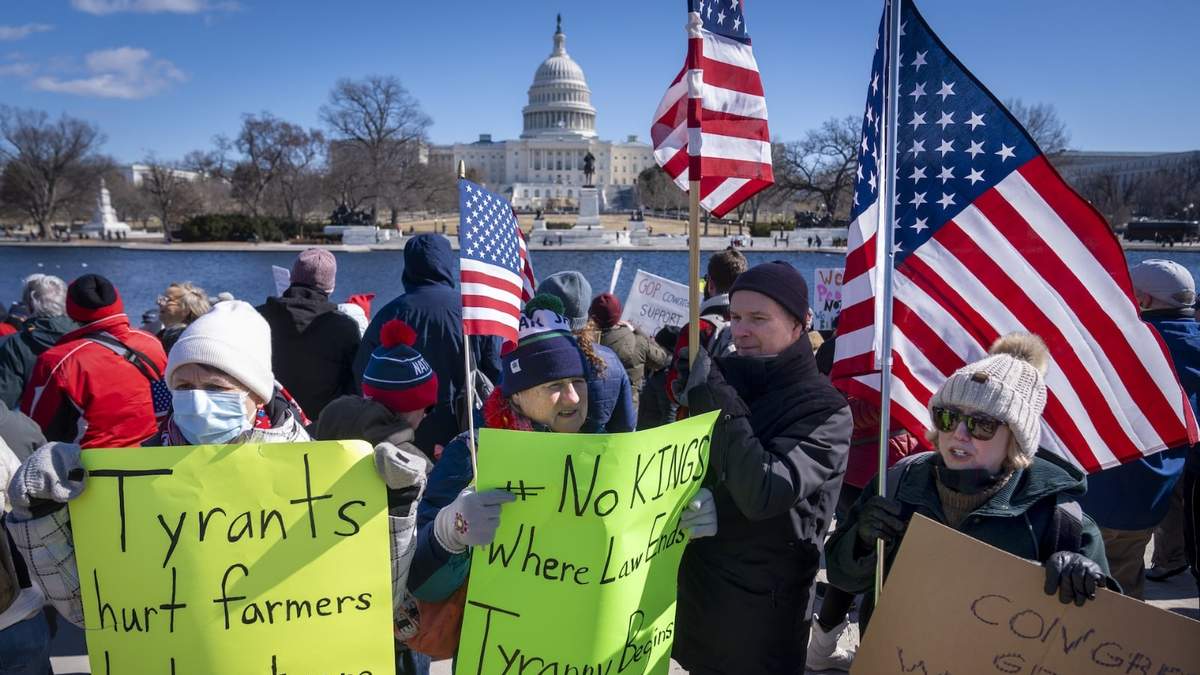 Personas participan en la protesta en apoyo a los trabajadores federales y en contra de las acciones recientes del presidente Donald Trump y Elon Musk