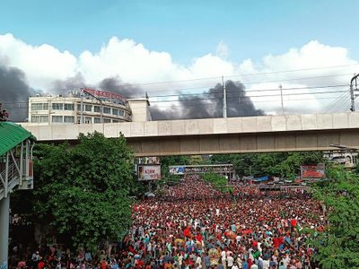 Ascienden a más de 300 los muertos por las protestas en Bangladesh