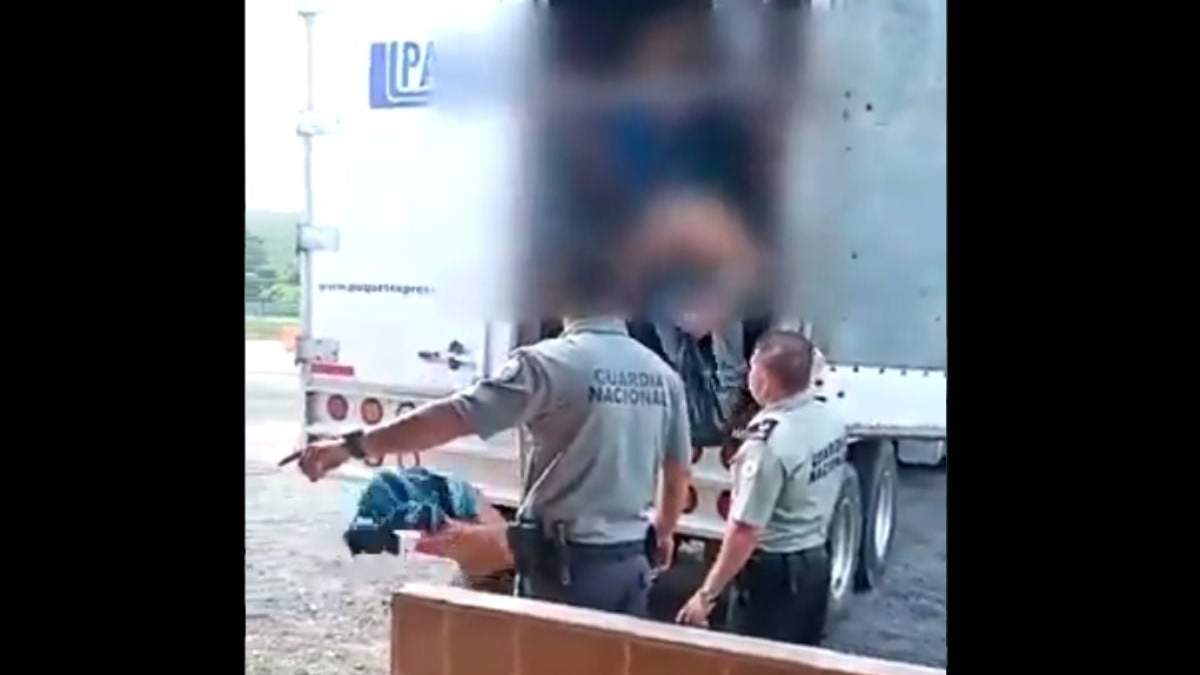 Los migrantes viajaban hacinados en la caja del camión de carga