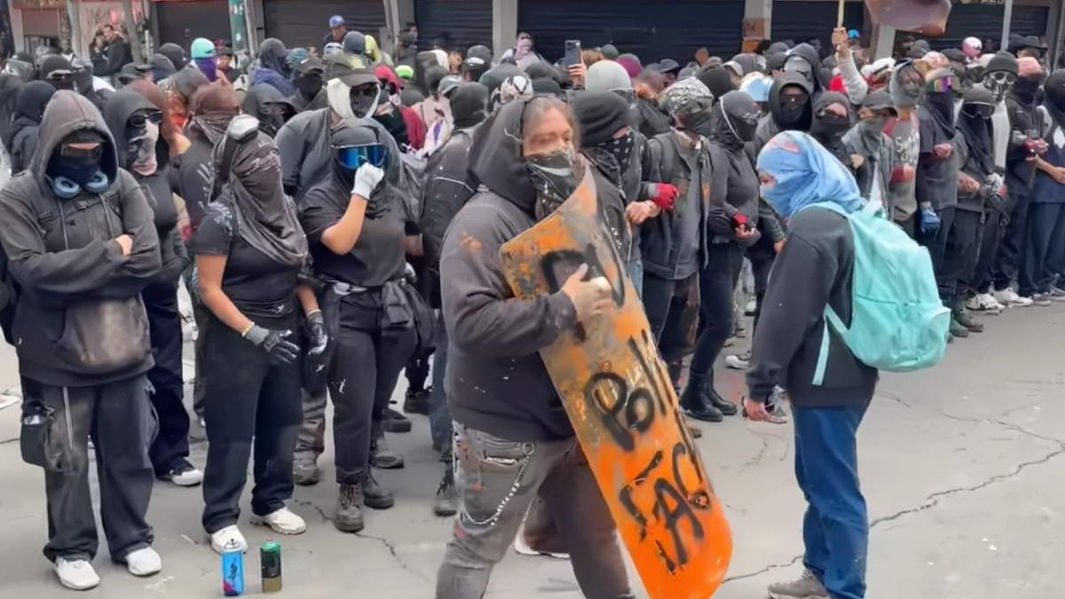 Encapuchados durante la marcha del 2 de octubre en Toluca