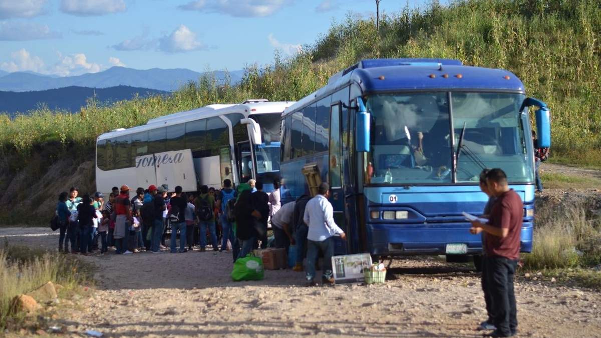 Jornaleros son obligados a bajar de autobuses y a entregar sus pertenencias