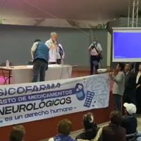 Manifestantes reprochan a López-Gatell por desabasto de medicamentos (Video)