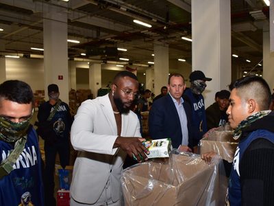 Randy Arozarena dona y empaca víveres para los damnificados de Guerrero (Video)
