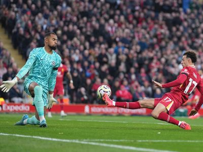 Liverpool venció 2-1 a Chelsea y el Manchester City logró un agónico triunfo ante el Wolverhampton