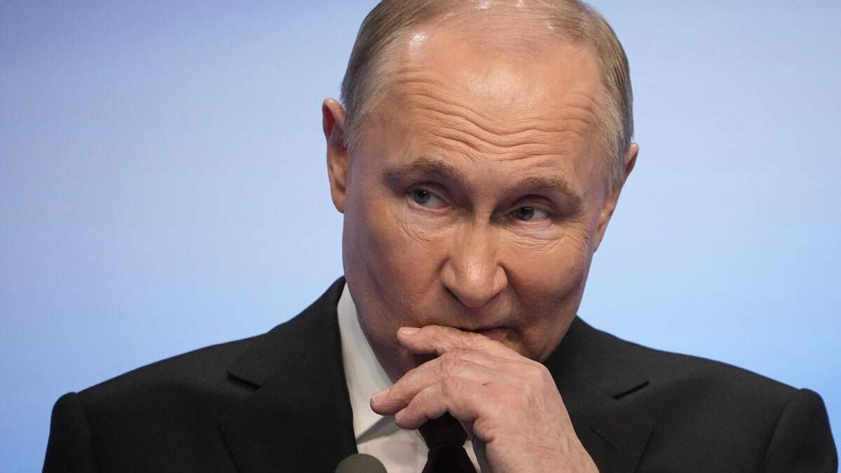 El presidente de Rusia, Vladímir Putin, habla durante una visita a su sede de campaña tras las elecciones presidenciales rusas en Moscú