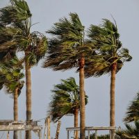 Rige una alerta roja en algunos sectores del país por fuertes vientos