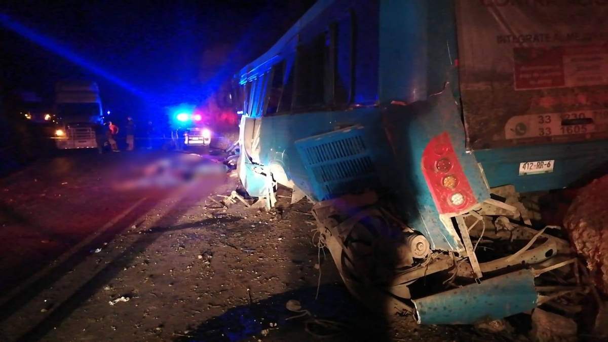 El autobús que volcó en camino a Mazamitla