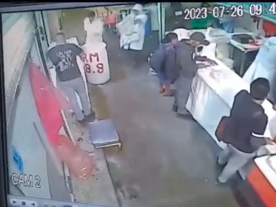 Captan cómo un sicario disfrazado de carnicero ejecuta a un locatario en la Plaza Merced 2000