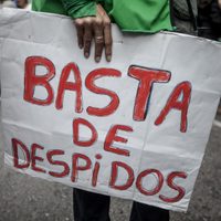 Estatales protestan por la nueva ola de despidos y el Gobierno activó el protocolo "antipiquetes"