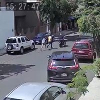 Experta en Jiu-Jitsu persigue y da golpiza a ladrón en Guadalajara (Video)
