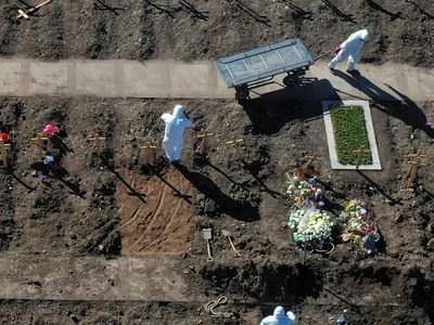 Buenos Aires cava fosas masivas para fallecidos por coronavirus