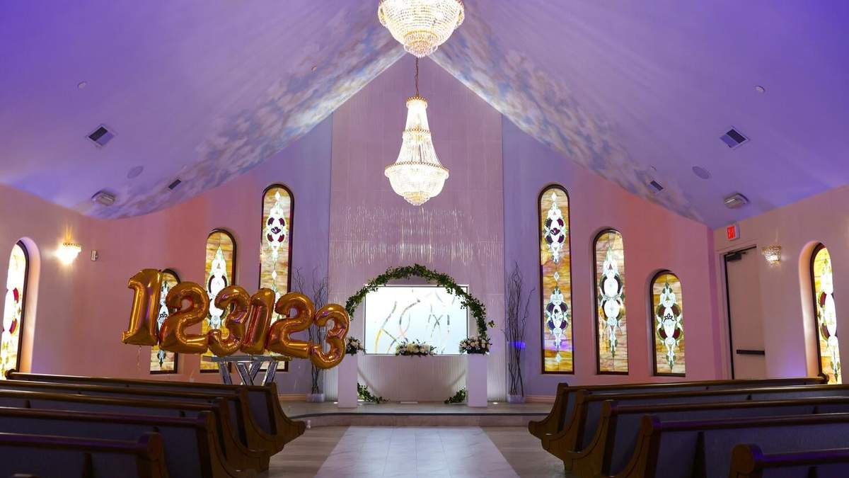 Decoraciones adornan La Capilla de Bodas de Vegas Weddings