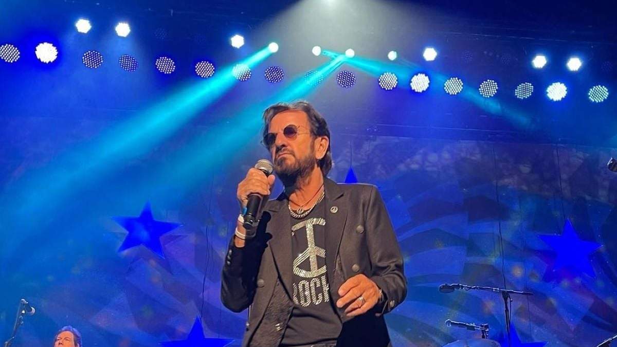 Ringo Starr en concierto durante su gira