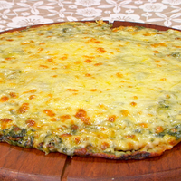 Fainá gratinada con queso y espinaca: una receta bomba que van a amar en casa para comer algo calentito este finde