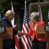 Trump recula sobre el Brexit y pacta con Theresa May 'ambicioso” acuerdo comercial