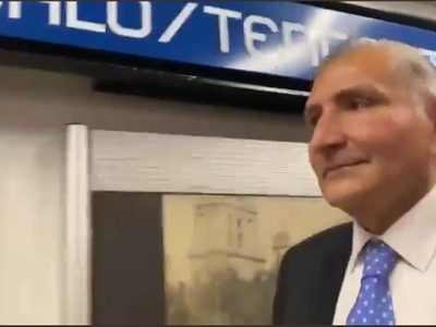 Adán Augusto López evade responder a reporteros... y se va en Metro