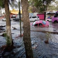 Socavón se “traga” un taxi y daña cuatro casas en Iztapalapa; se formó por una fuga de agua