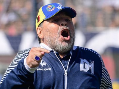 Diego Maradona va a la carga por un jugador de Boca