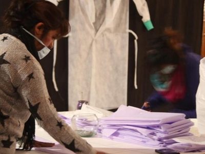En Zapala confeccionan batas y barbijos para abastecer a diversas entidades