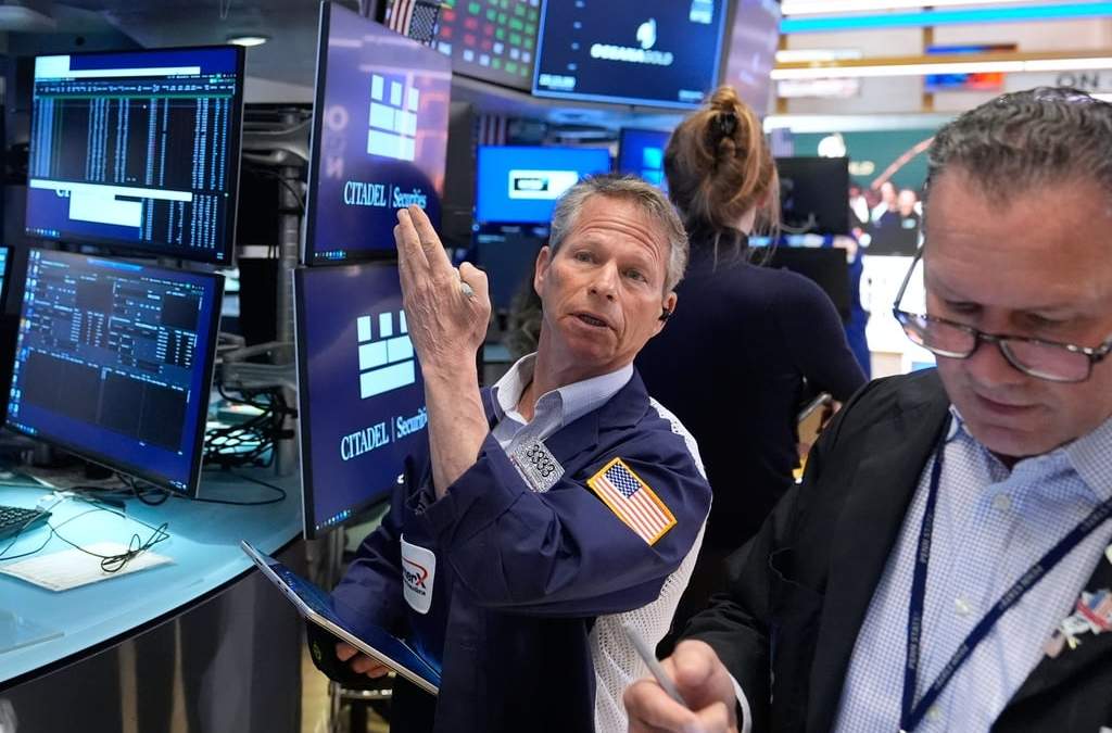 Bobby Charmak trabaja en la sala de operaciones de la Bolsa de Nueva York, el martes 7 de abril de 2026