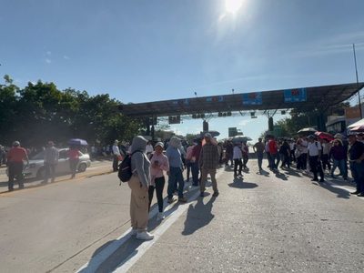 Maestros del SNTE toman casetas y protestan en edificios públicos de Tuxtla Gutiérrez