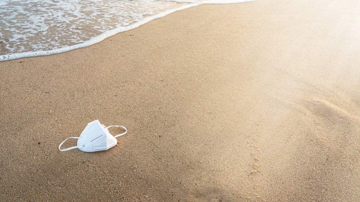 Barbijo en la costa. Fuente: (Twitter)