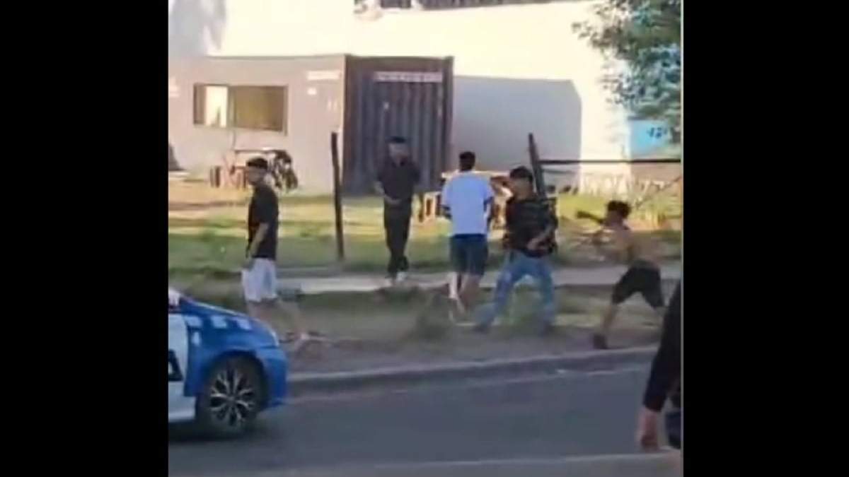 Momento del piedrazo., arrojado por el joven sin remera. Fuente (X)