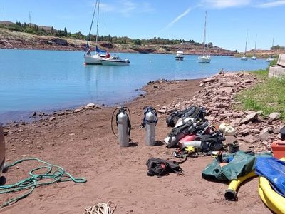 Buzos lograron rescatar un velero hundido en El Chocón