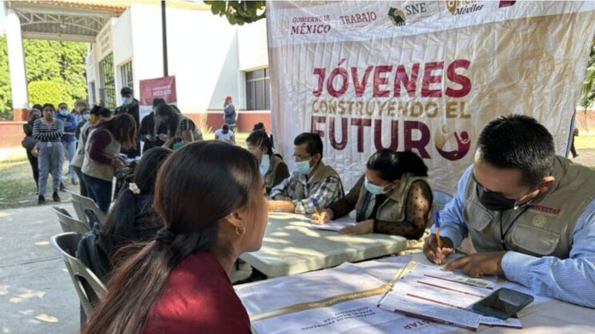 Jóvenes Construyendo el Futuro abre nuevas plazas de capacitación con apoyo económico mensual.