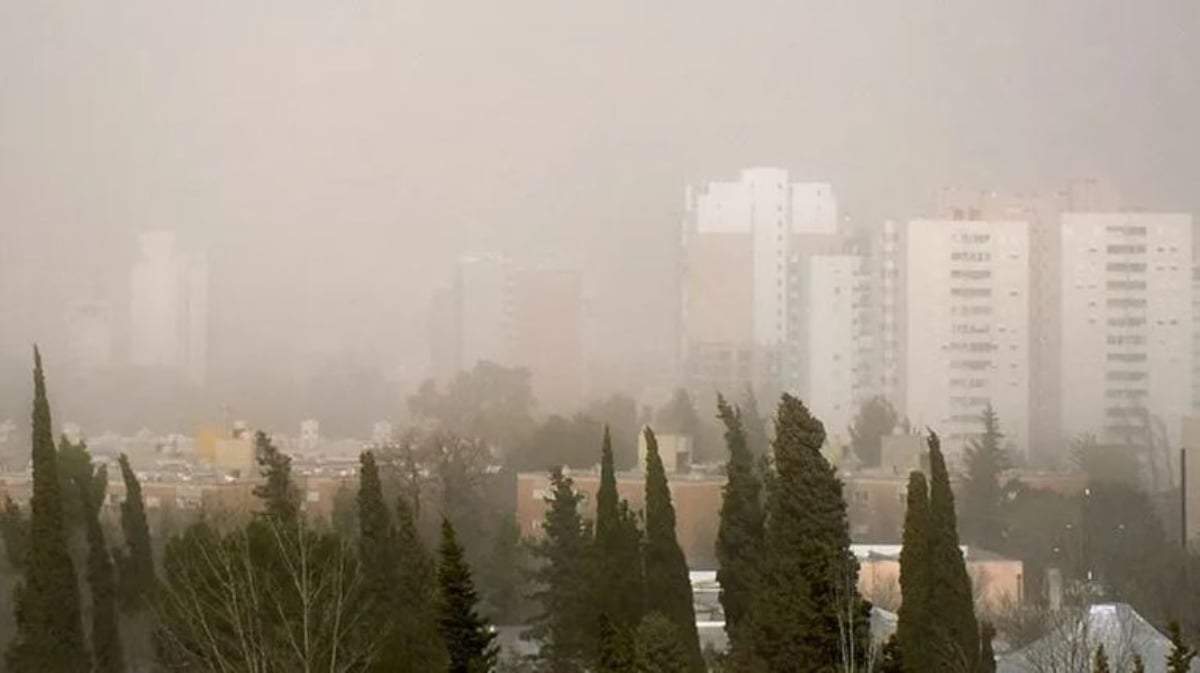 El clima en Neuquén traerá muchas lluvias y viento durante este jueves. Fuente: (Twitter)
