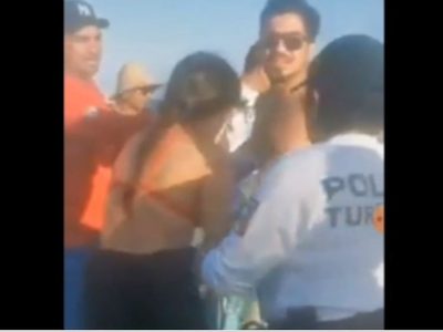 Policías hostigan a una pareja que descansaba en playa privada sin consumir (Video)