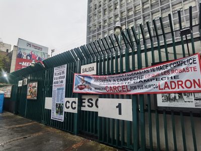 Ulises Ruiz anuncia "retiro táctico" del plantón instalado en la sede del PRI