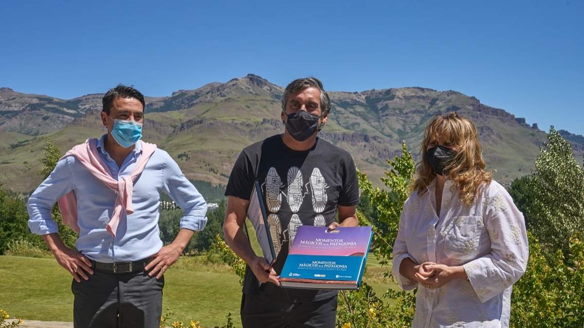 Carlos Salontini, la ministra de Deportes, Alejandra Piedecasas y Enzo Francescoli en San Martín de los Andes. Fuente: (Twitter)