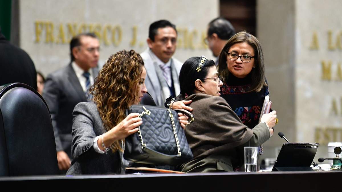 Aleida Alavez (derecha), en la sesión del martes de la Comisión Permanente