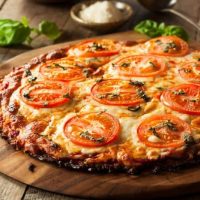 Pizza keto sin harinas: crocante, sabrosa y súper fácil, la receta ideal para una cena sin culpas