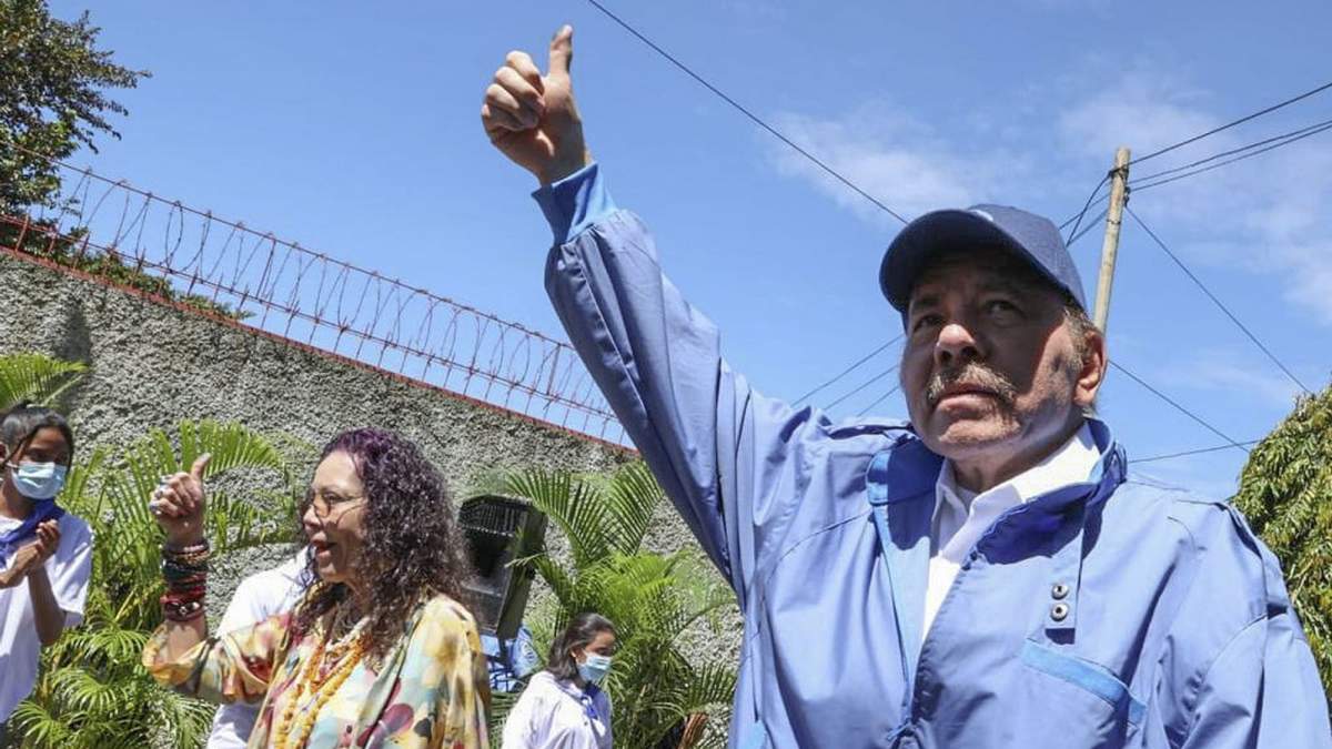 El presidente de Nicaragua, Daniel Ortega, junto a su esposa y vicepresidenta, Rosario Murillo. Fuente: (Twitter)