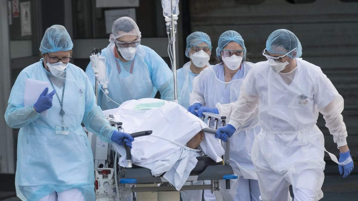 Médicos peruanos trasladan a los pacientes graves a otros hospitales por la escases de insumos. Fuente: (Twitter)