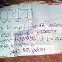 Hallan dos cabezas dentro de una cubeta con narcomensaje en Michoacán