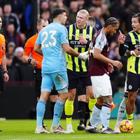 Discusión entre conocidos: qué le dijo Dibu Martínez a Grealish en el partido de Aston Villa y Manchester City