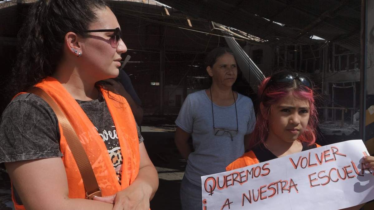 Madres y padres de la comunidad de la escuela exigen una solución definitiva. Fuente: (Emiliano Ortiz)