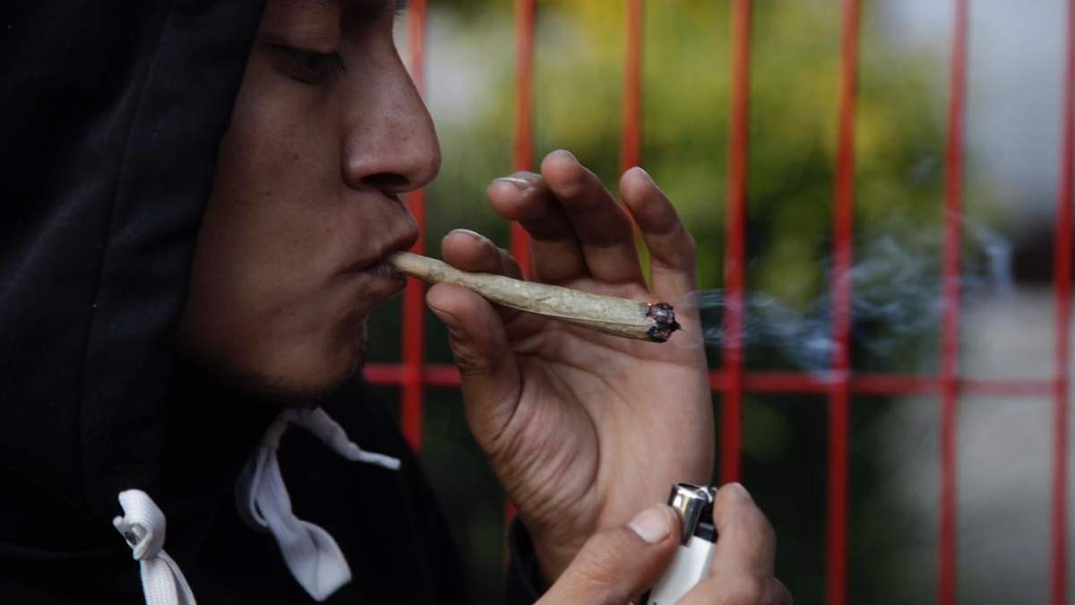 Un joven enciende  un porro de mariguana. Foto: Germán Canseco