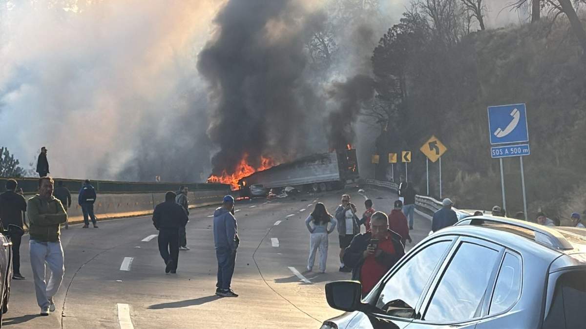 La explosión de una pipa cargada con gas LP provocó el cierre de la?autopista México-Puebla en ambos sentidos