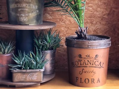 No tires los recipientes plásticos viejos y hacé una maceta estilo vintage oxidado para tus plantas