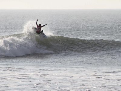 El surf es deporte y terapia para los niños desfavorecidos de un pueblo de Perú
