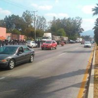 Maestros y normalistas bloquean vías del tren; sindicalistas ocupan oficinas de Salud en Michoacán