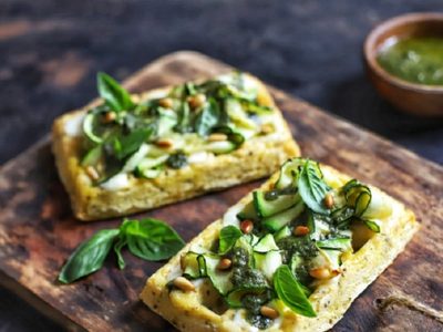 Pancitos de rúcula, lechuga y polenta: sin prender el horno, llevá a otro nivel tus picadas con esta receta súper fácil